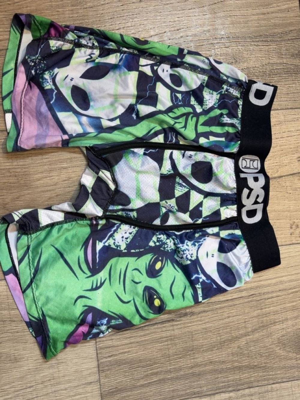 Men’s PSD Alien Graphic Compression Shorts in Green & Black: size medium